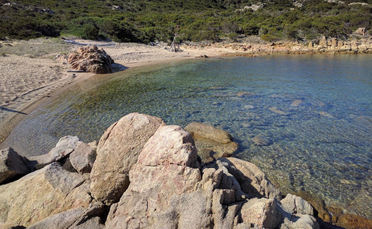 Foto de Cala d'Inferno con arena fina y guijarros superficie