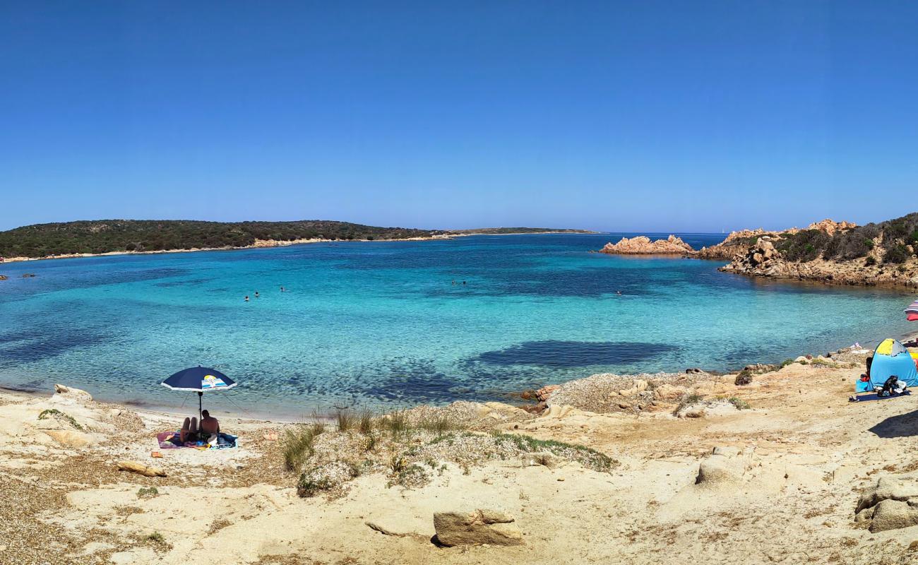 Foto de Cala Andreani con brillante arena fina superficie