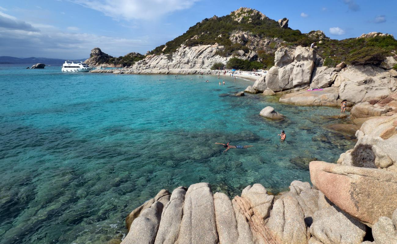 Foto de Playa Spargi La Maddalena con brillante arena fina superficie