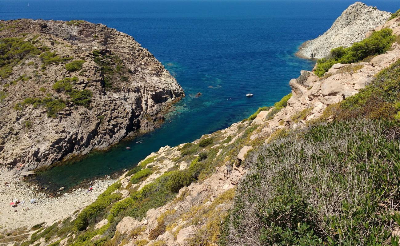 Foto de Cala Fico beach con piedra superficie