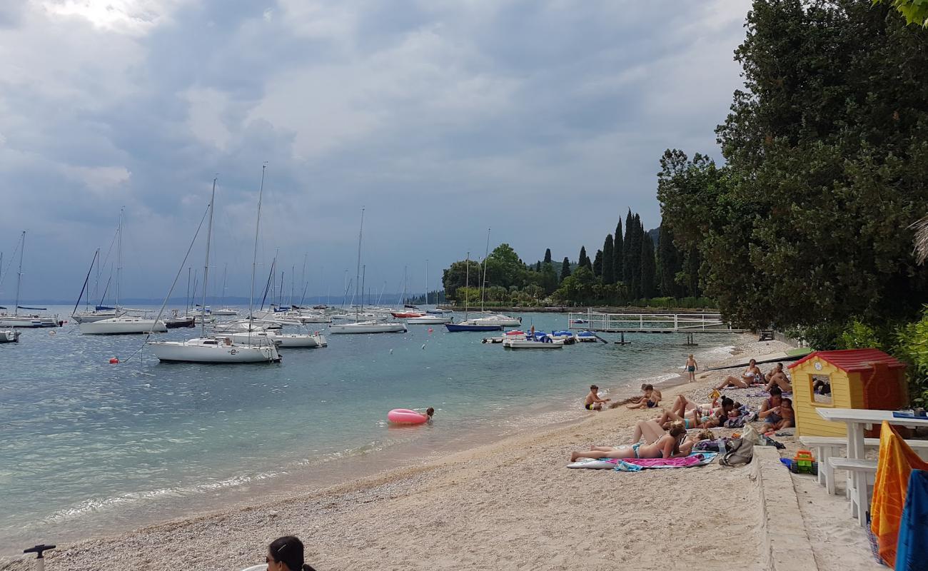 Foto de Garda beach con guijarro fino gris superficie