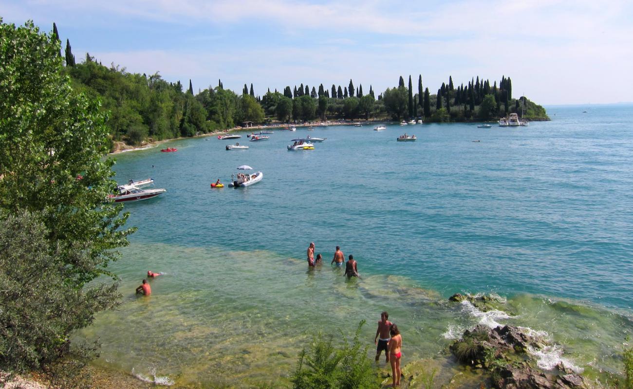 Foto de Spiaggia Baia delle Sirene con piedra superficie