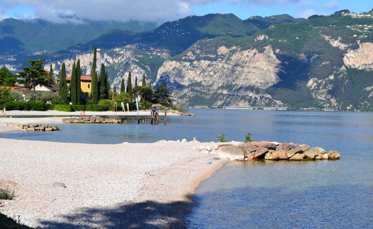 Foto de Malcesine bathing beach con guijarro ligero superficie