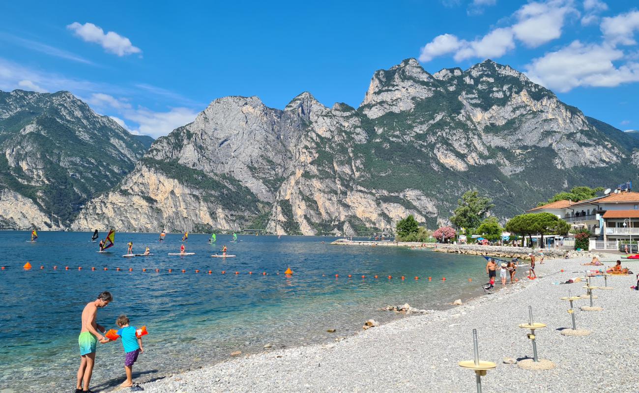 Foto de Spiaggia di Torbole con guijarro fino gris superficie