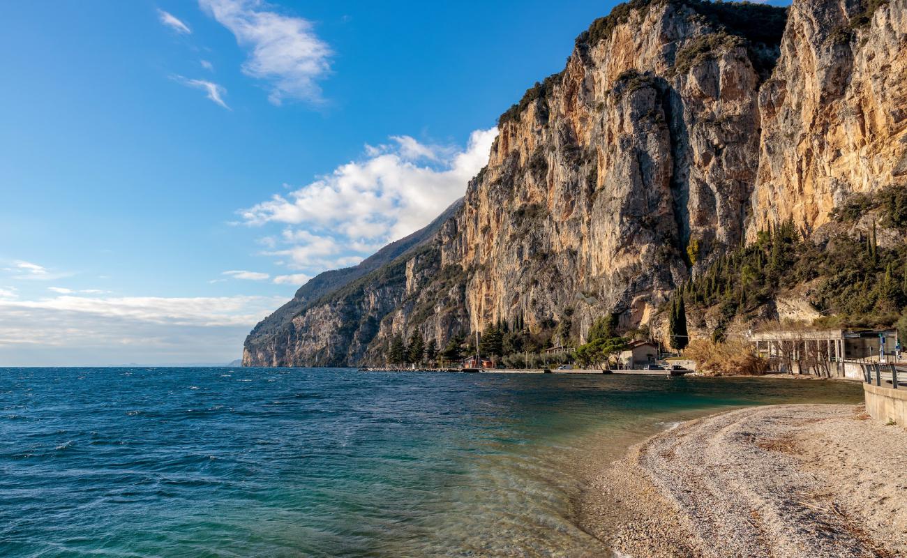 Foto de Spiaggia Tignale con guijarro fino gris superficie