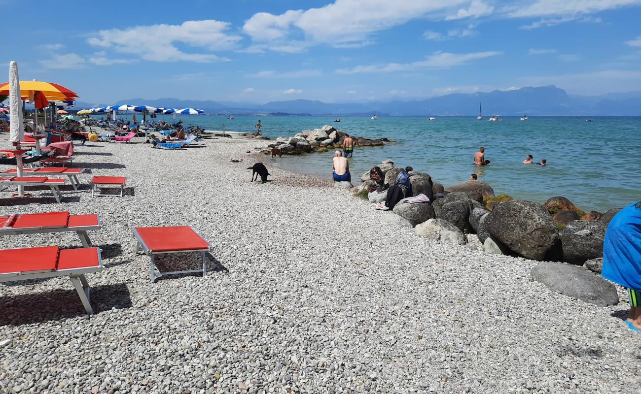 Foto de Spiaggia Peschiera con guijarro fino gris superficie