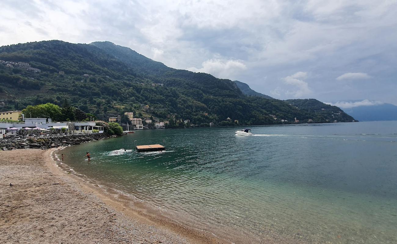 Foto de Spiaggia di Bellano con guijarro gris superficie