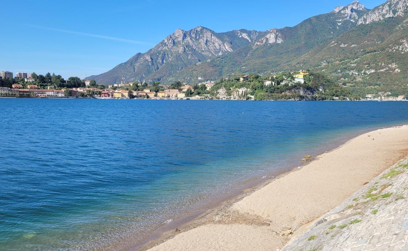 Foto de Spiaggia di Lecco con guijarro ligero superficie