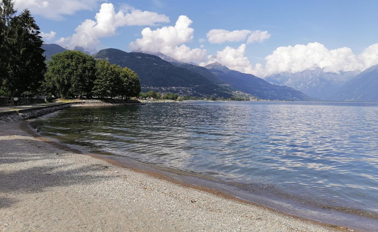 Foto de Spiaggia publica di Dongo con guijarro ligero superficie