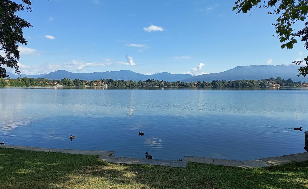 Foto de Lago di Monate con hierba superficie