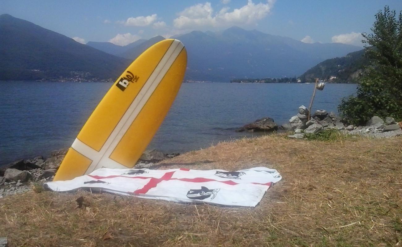 Foto de Spiaggia roccette Colmegna con guijarro ligero superficie