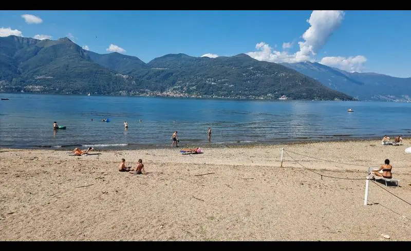 Foto de Parco Lungolago Spiaggia con guijarro ligero superficie