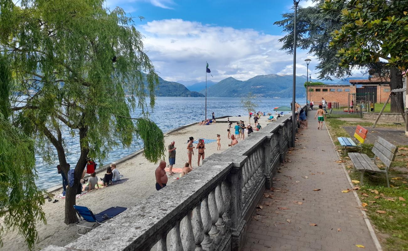 Foto de Spiaggia di Porto Valtravaglia con guijarro gris superficie