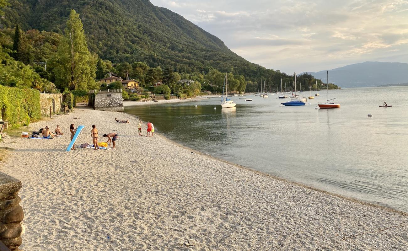 Foto de Spiaggia di Castelveccana con guijarro fino gris superficie