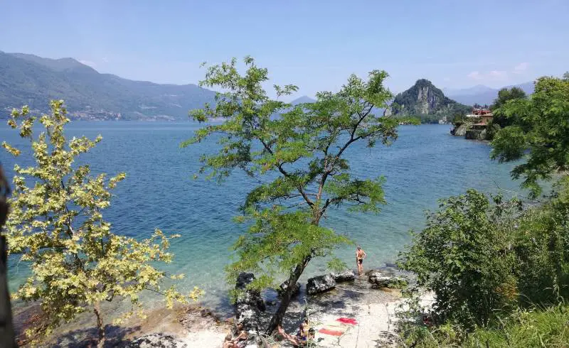 Foto de Spiaggia delle Cinque Arcate di Castelveccana con guijarro gris superficie