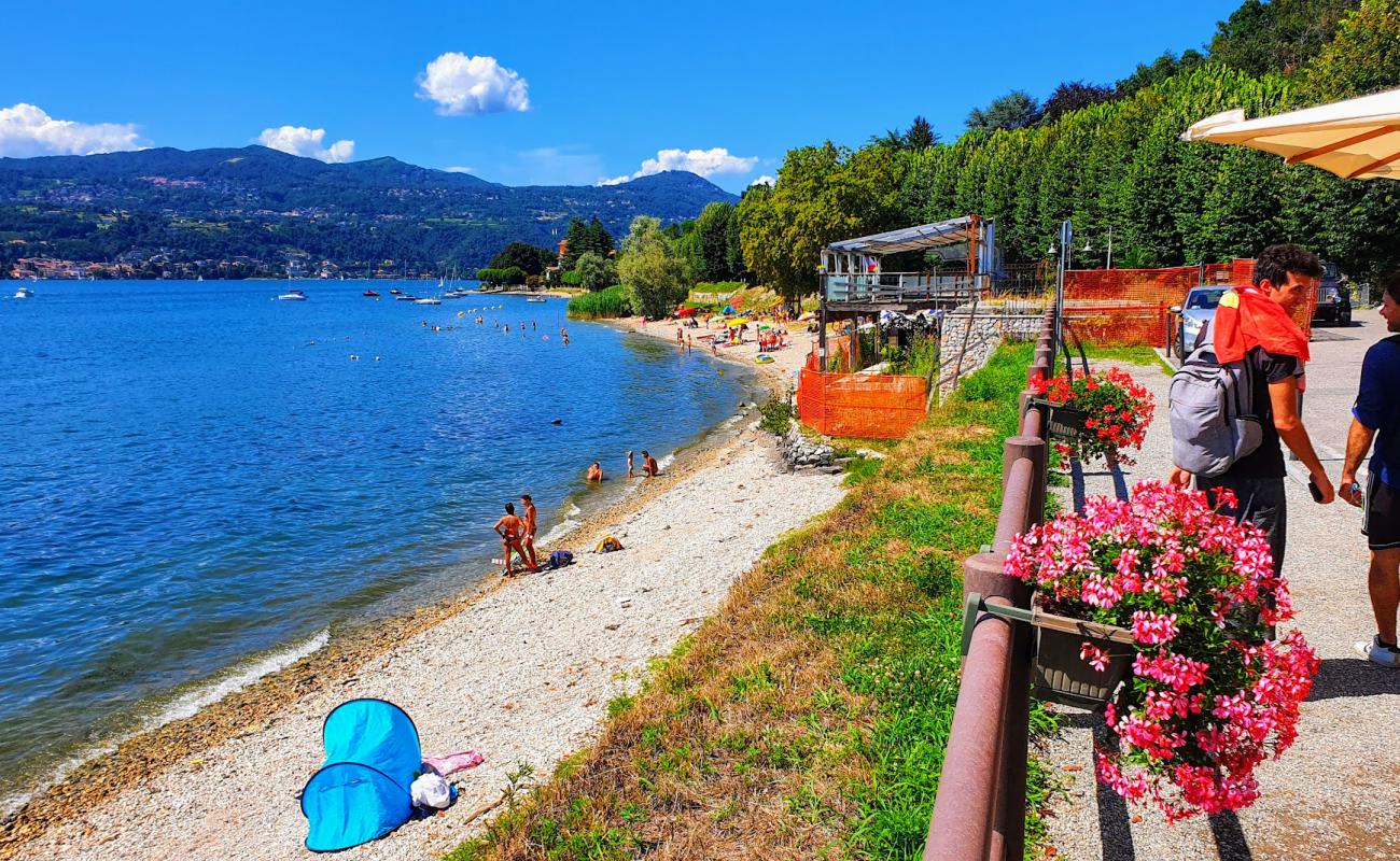 Foto de Spiaggia libera di Angera con arena fina y guijarros superficie