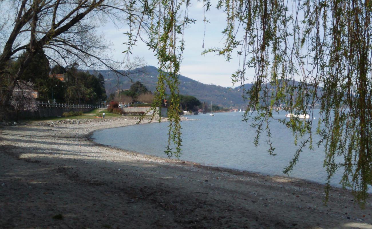 Foto de Spiaggia sul lago Maggiore con arena brillante y rocas superficie