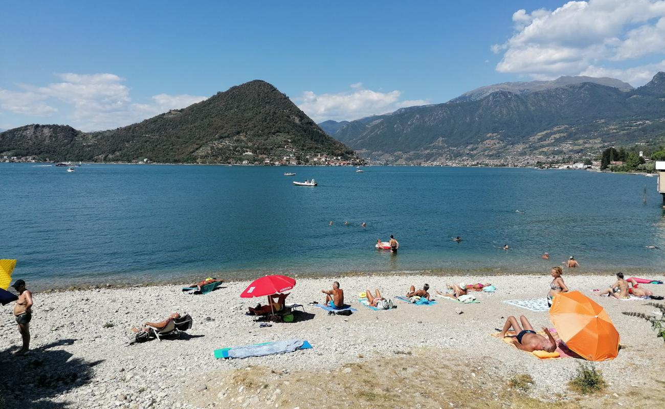 Foto de Spiaggia Sulzano con guijarro gris superficie