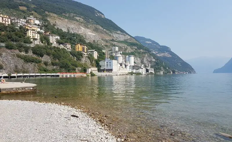 Foto de Spiaggetta pubblica con guijarro ligero superficie