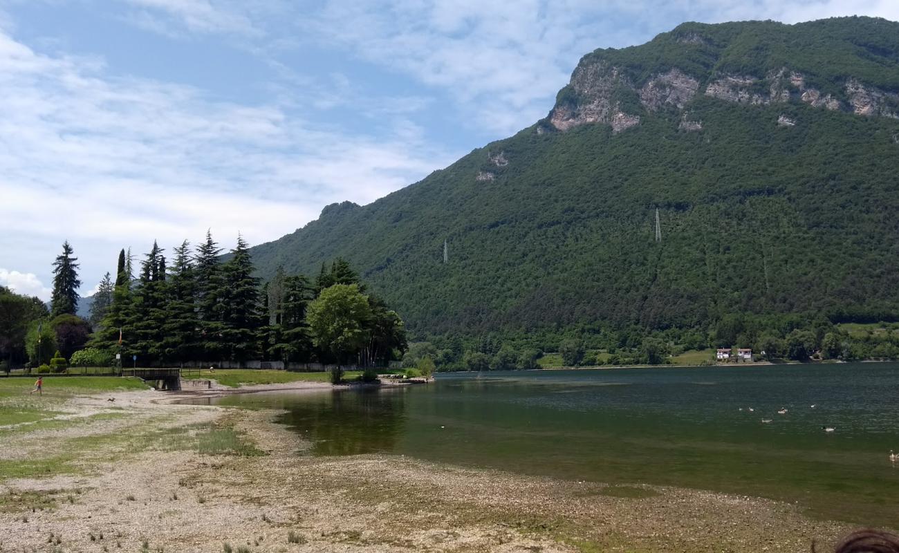 Foto de Togni Beach con hierba superficie