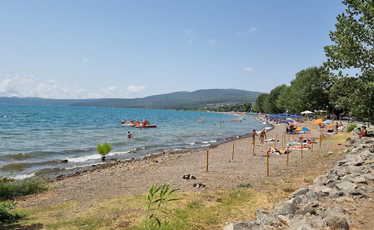 Foto de Spiaggia de Acqua Chiara con guijarro fino gris superficie