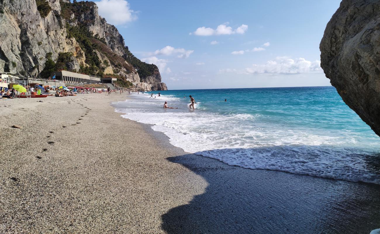 Foto de Spiaggia dei Saraceni con guijarro fino claro superficie