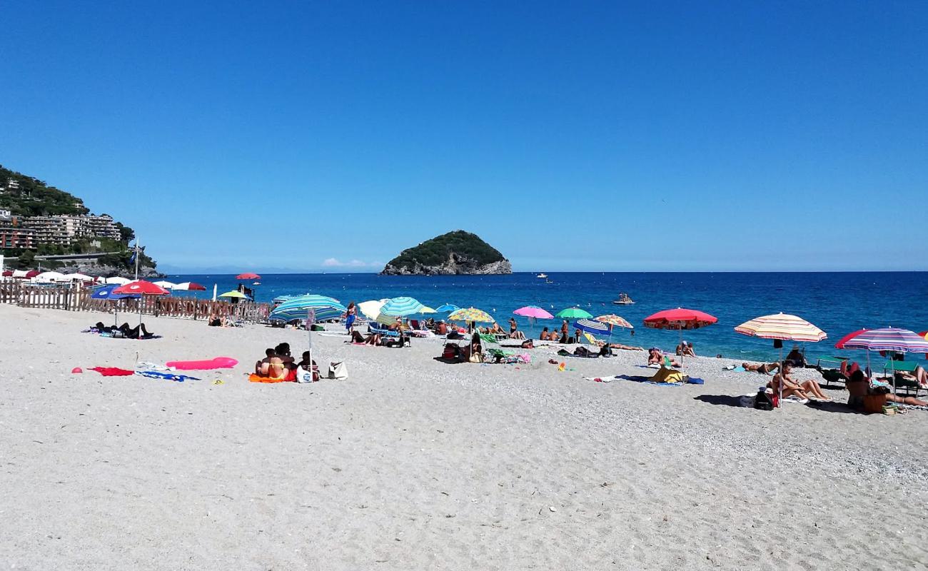 Foto de Spiaggia di Spotorno con guijarro fino claro superficie