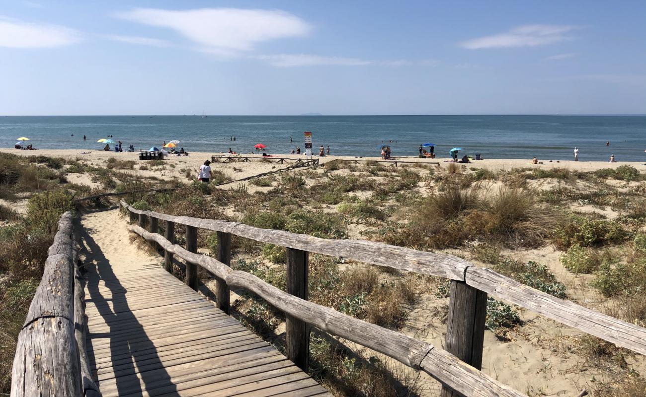 Foto de Spiaggia Libera Tirrenia con brillante arena fina superficie