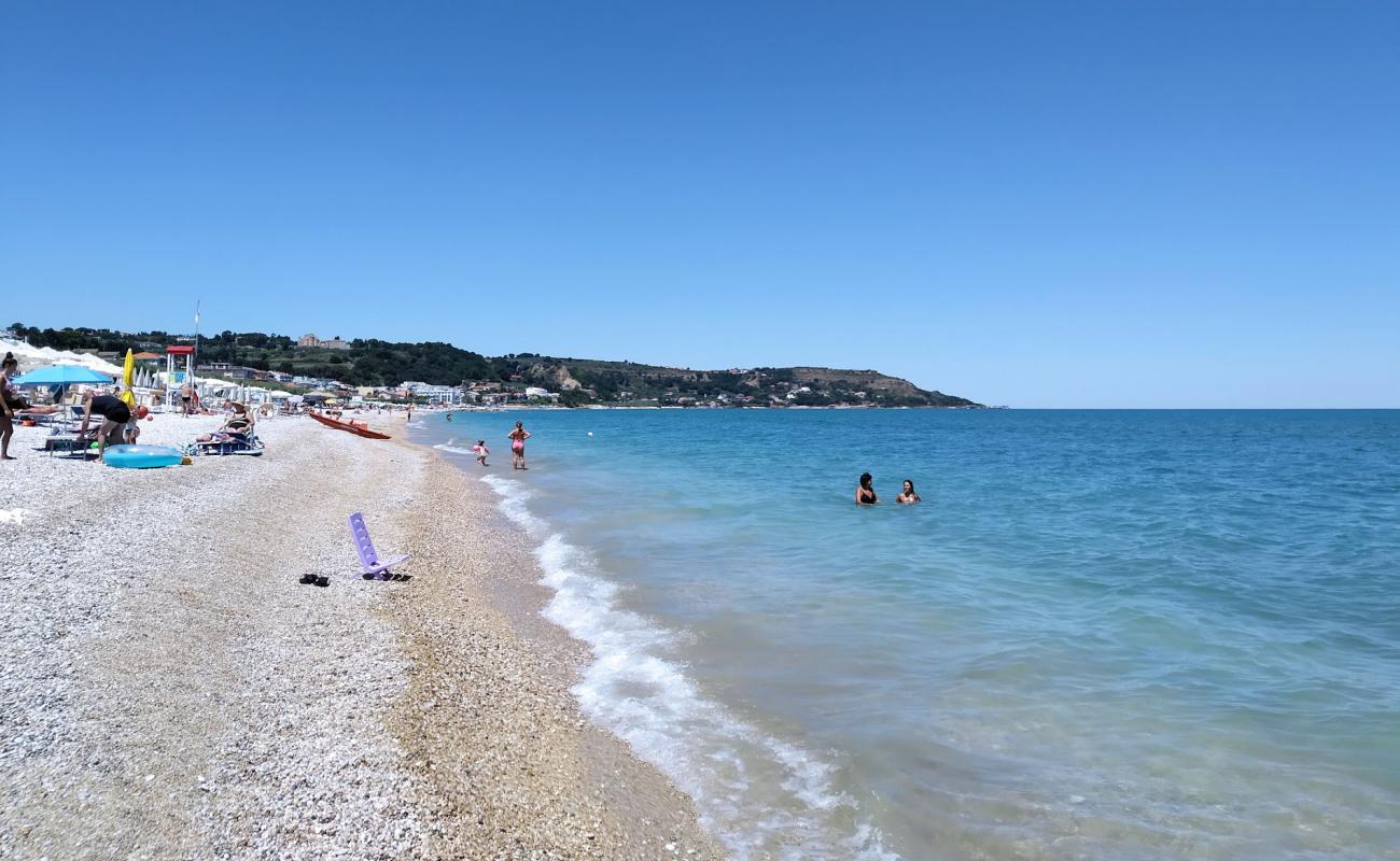 Foto de Spiaggia di Fossacesia Marina con guijarro gris superficie