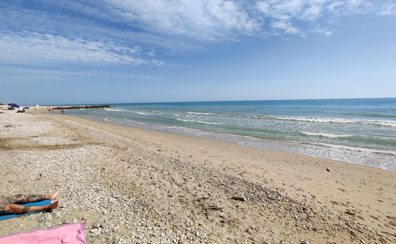 Foto de Spiaggia Pineto con arena fina y guijarros superficie