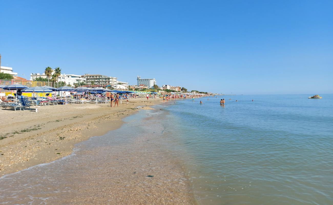 Foto de Spiaggia di Alba Adriatica con arena brillante superficie