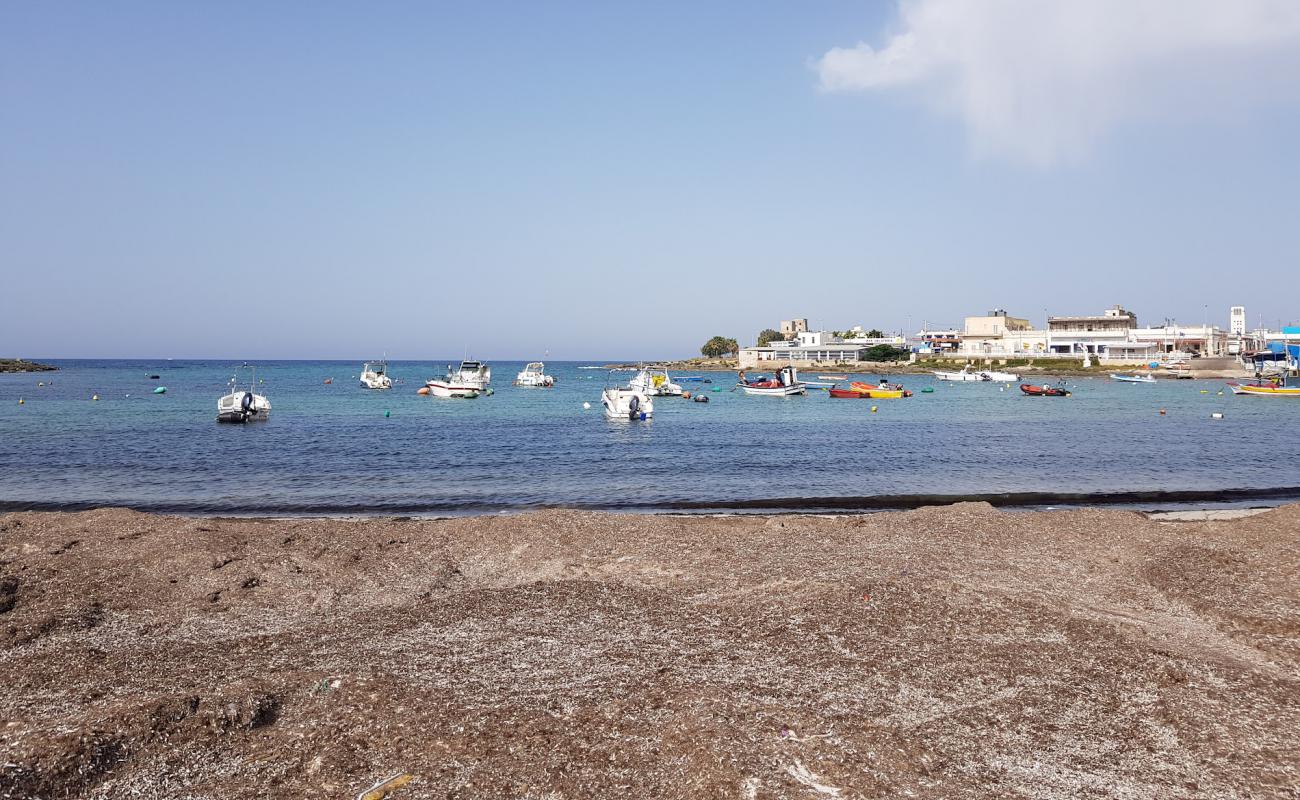 Foto de Spiaggia di Torre Colimena con guijarro fino claro superficie