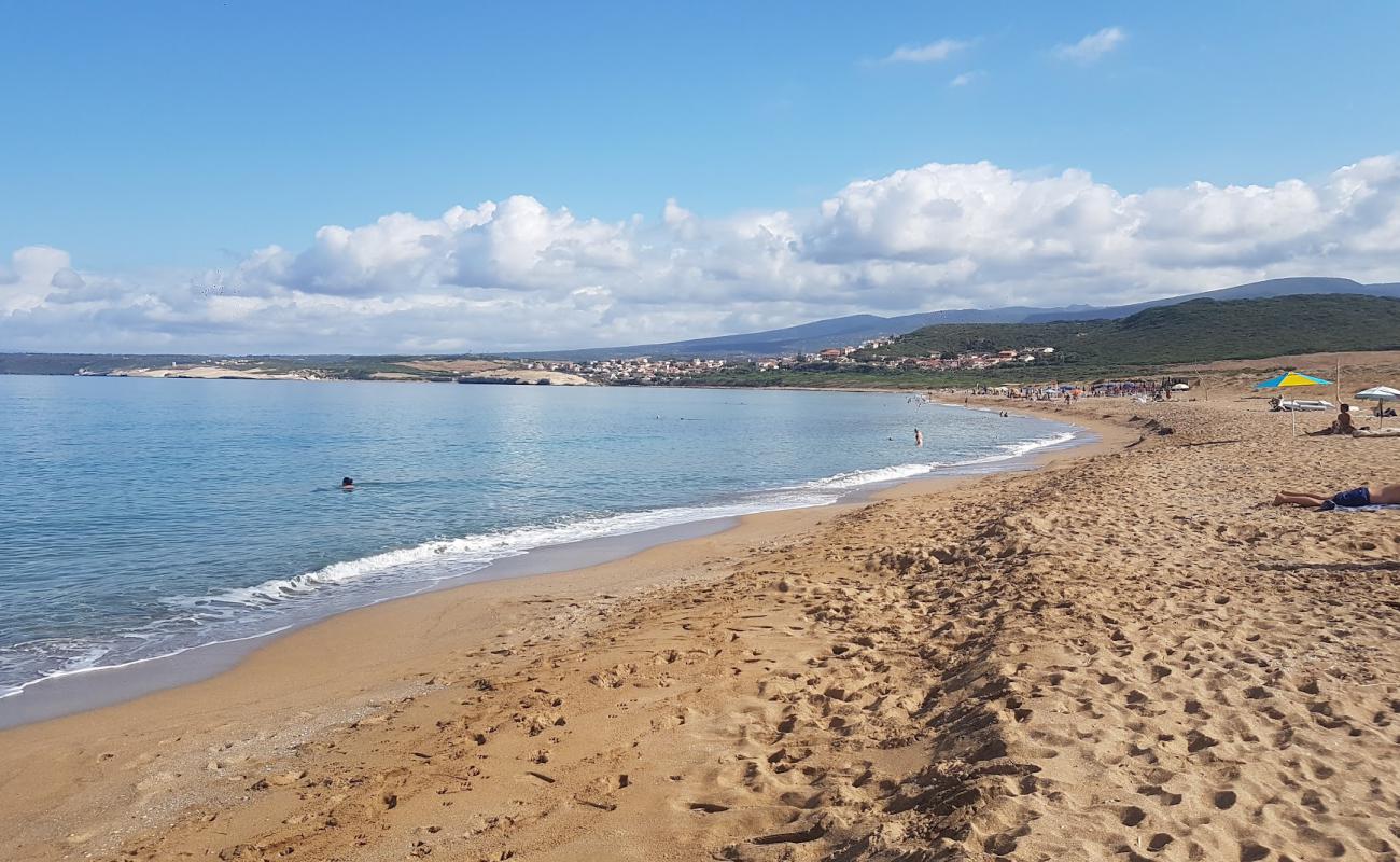 Foto de Spiaggia di Is Asrenas con arena brillante superficie