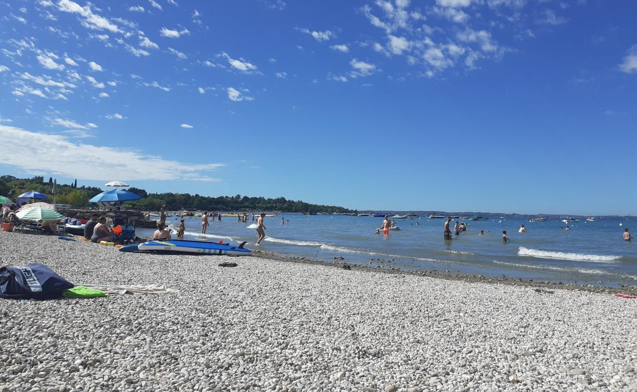 Foto de Playa de Lazise con guijarro fino claro superficie