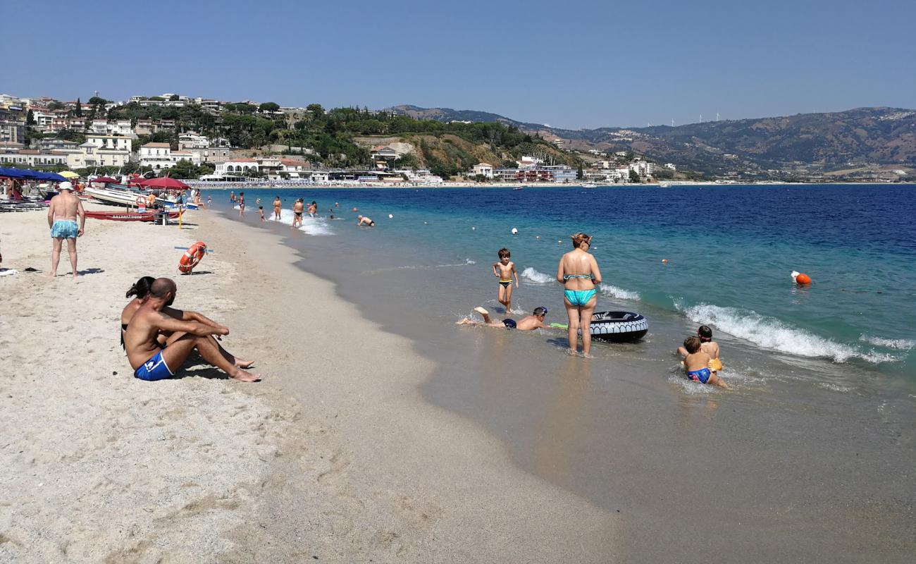 Foto de Playa de Soverato con arena brillante superficie