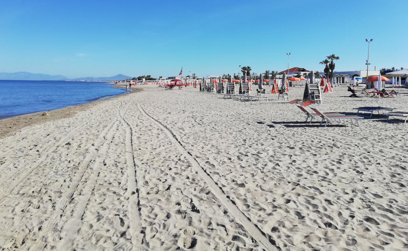 Foto de Playa Kami (Lido di Licola) con arena brillante superficie