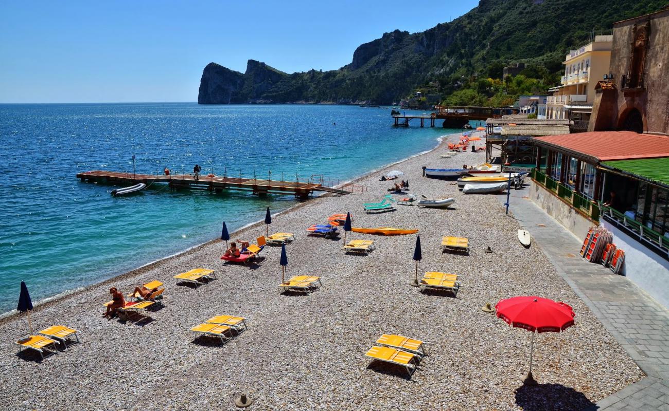 Foto de Playa de Nerano con guijarro gris superficie