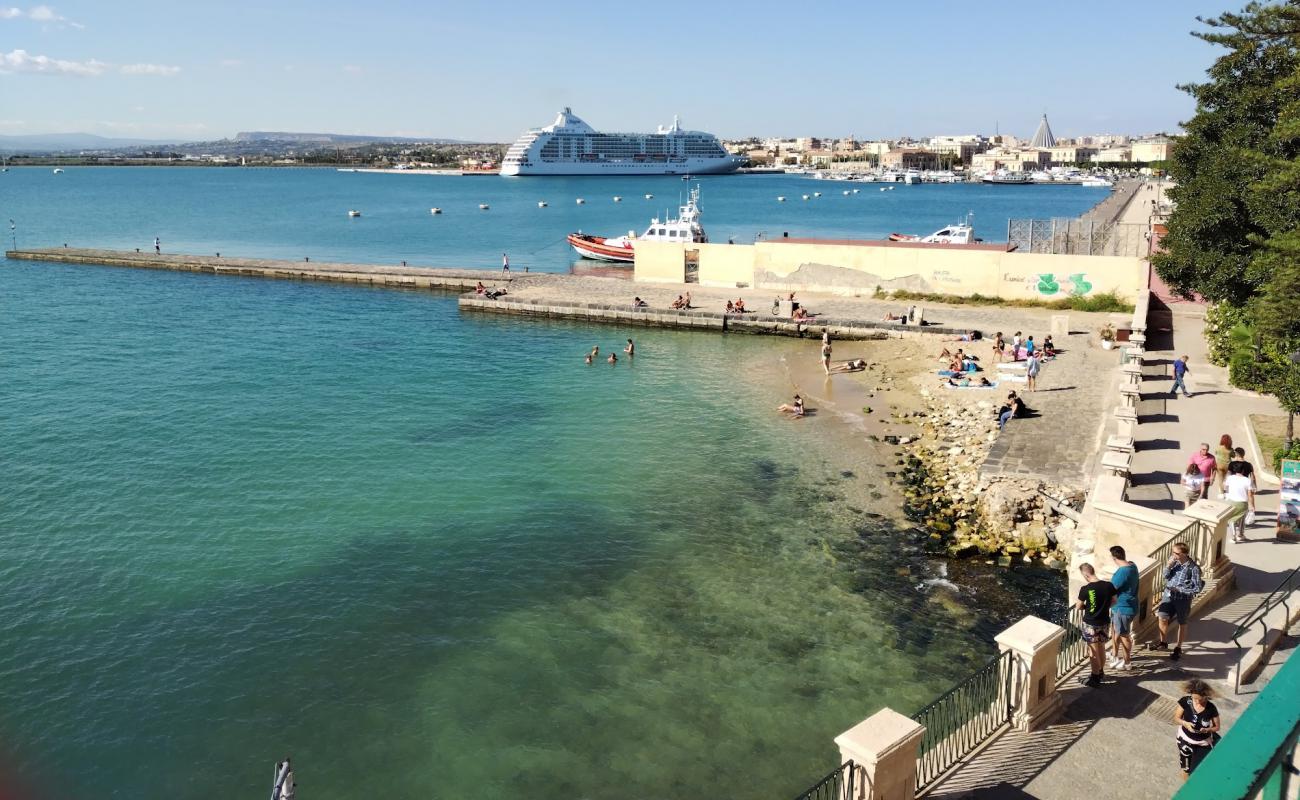 Foto de Spiaggetta della Marina in Ortigia con arena brillante superficie