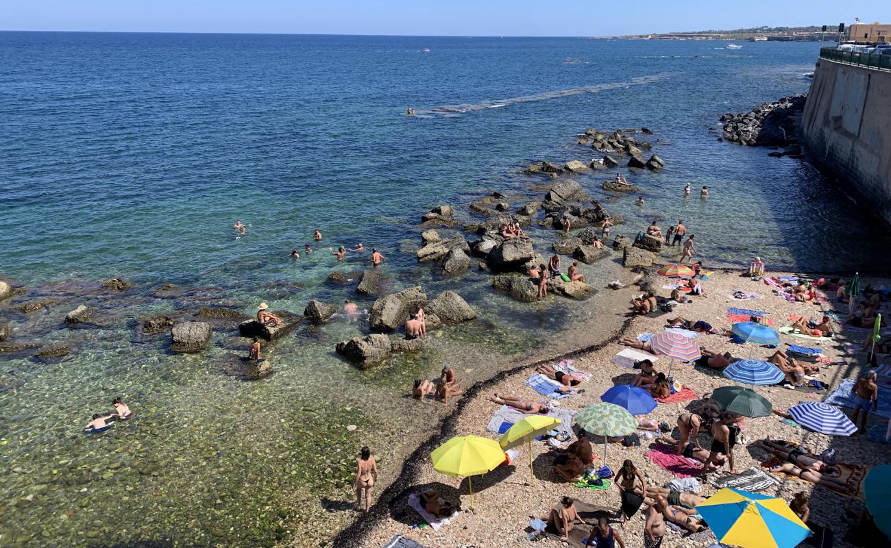 Foto de Cala Rossa Beach con arena gris y piedras superficie