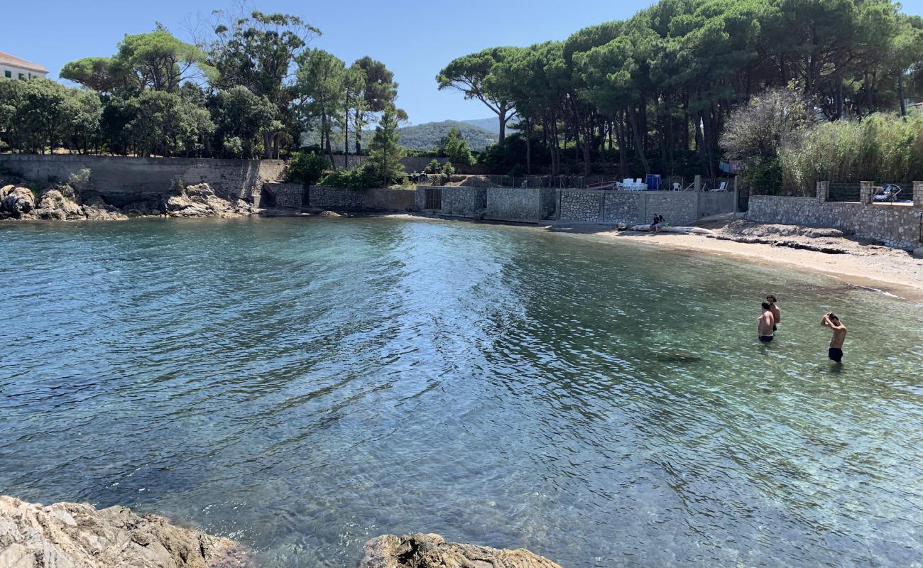 Foto de Cala delle Alghe con guijarro fino claro superficie