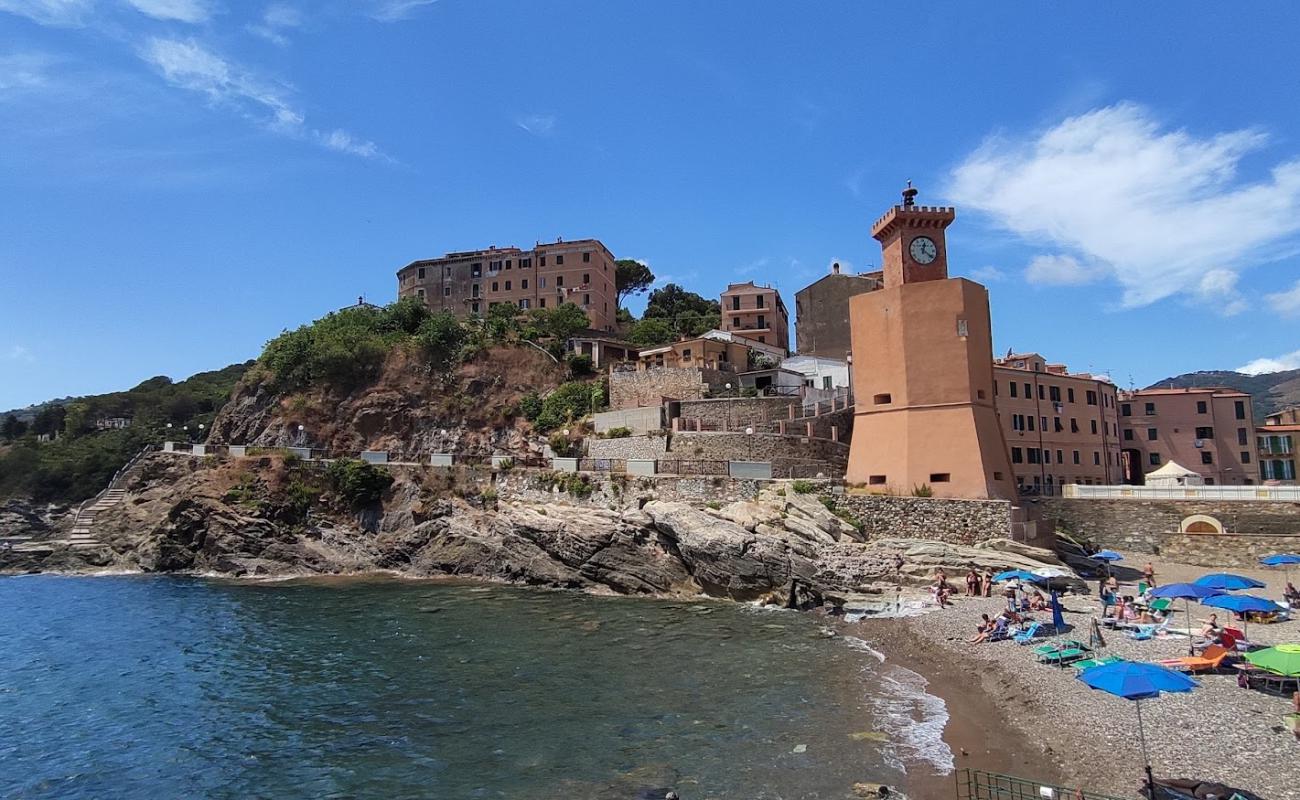 Foto de Spiaggia La Torre con arena gris y guijarros superficie