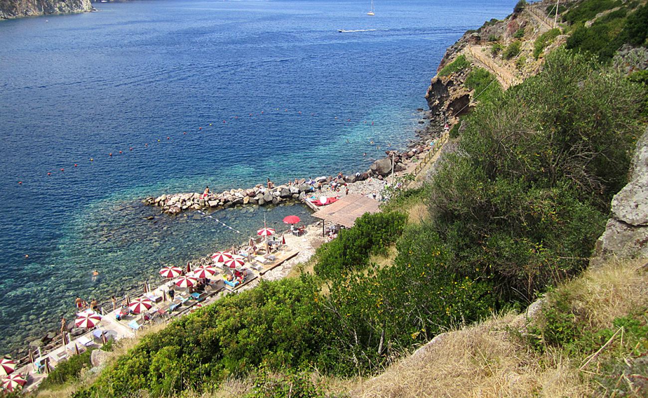 Foto de Spiaggia Cala la Grotta con piedra superficie