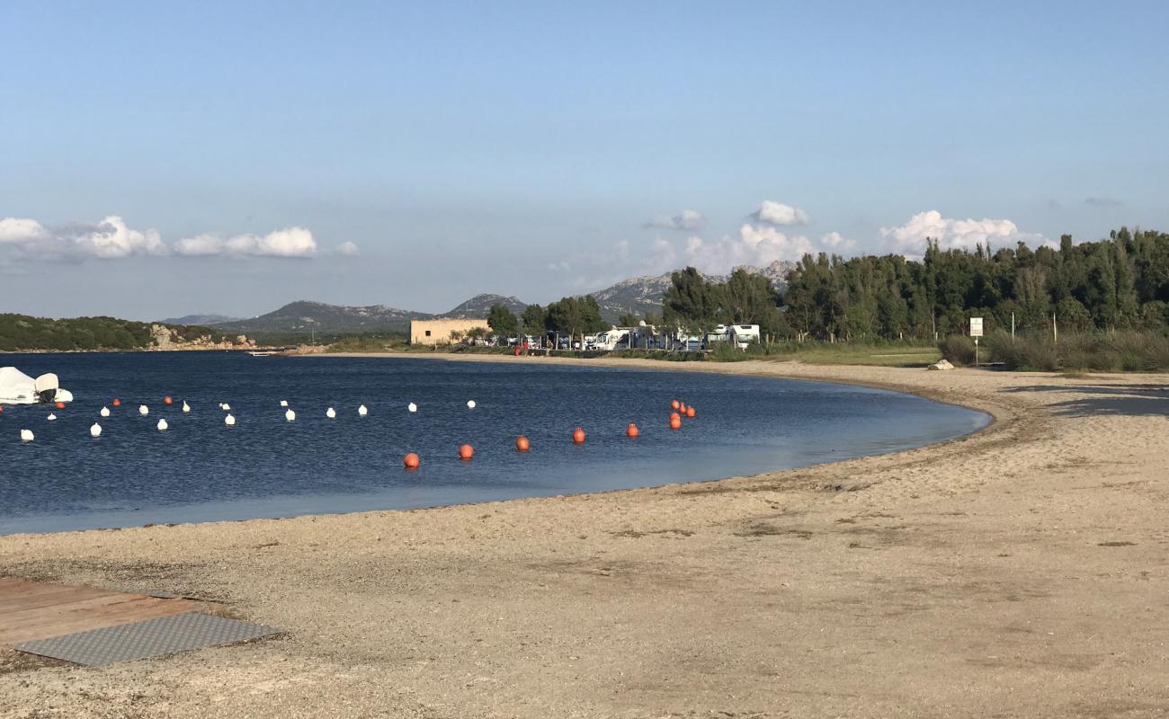 Foto de Spiaggia di Porto Pozzo con arena brillante superficie