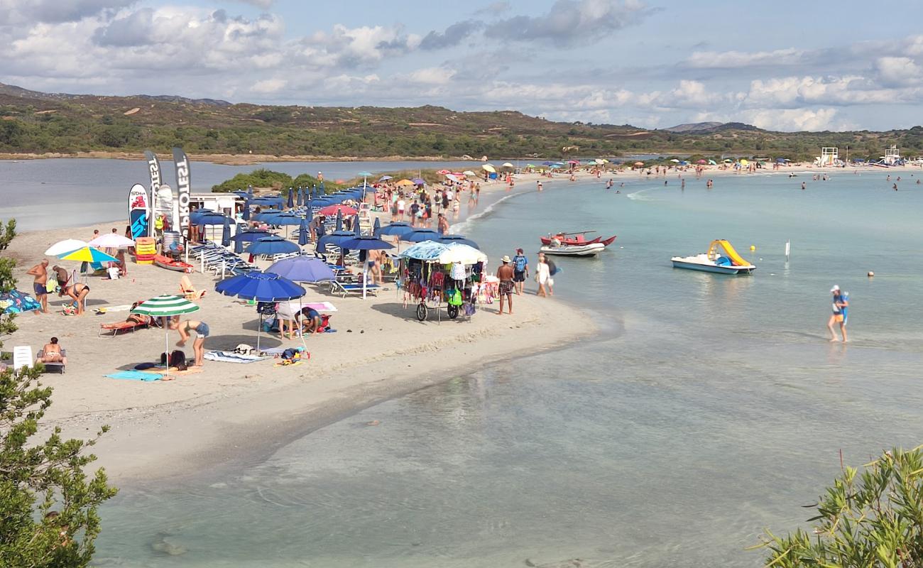 Foto de Spiaggia Lu Postu con arena brillante superficie