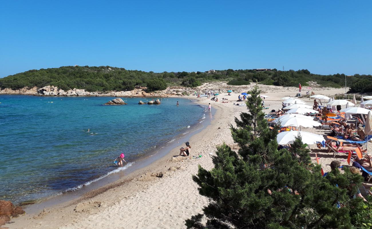 Foto de Spiaggia Grande Baia con arena brillante superficie