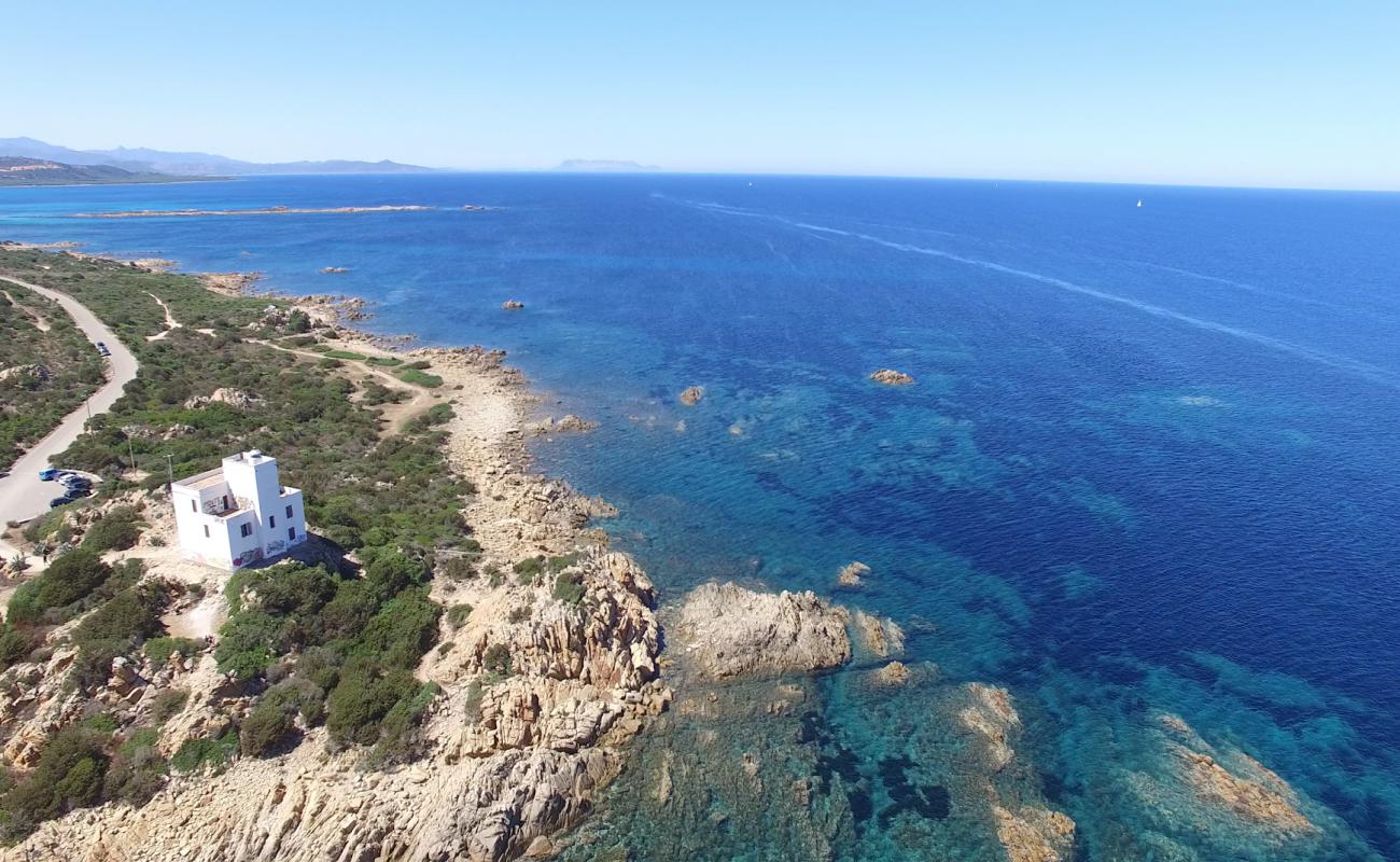 Foto de Faro di Capo Comino con piedra superficie