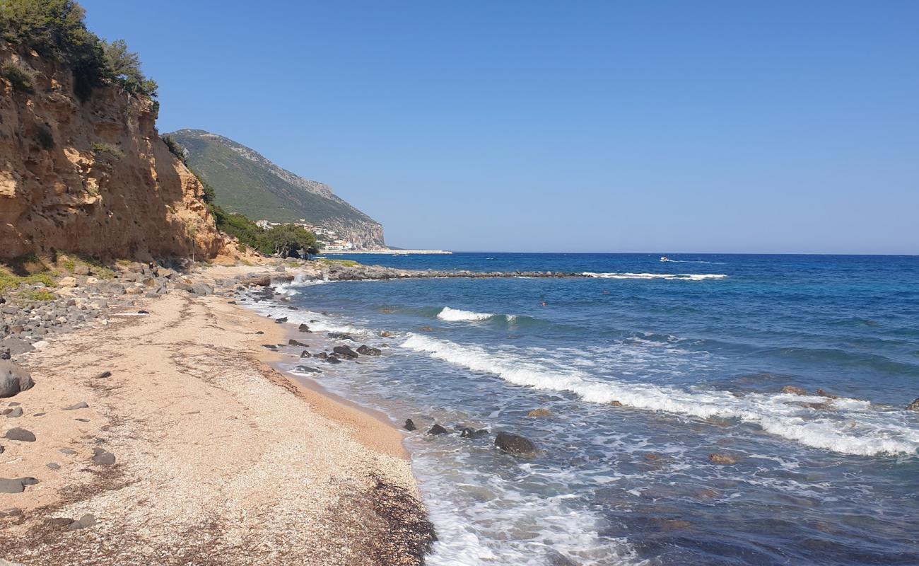 Foto de Spiaggia di S'Abba Meica con piedra superficie