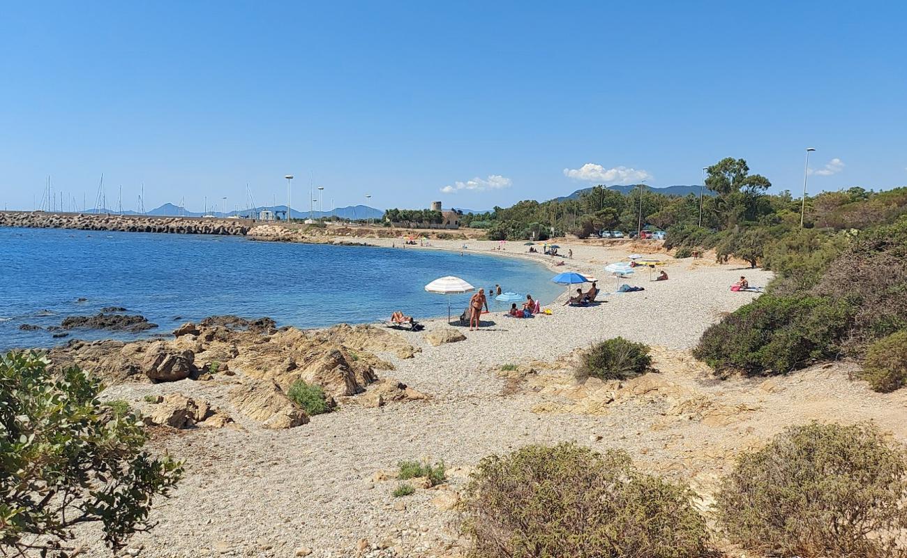 Foto de Spiaggia di Porto Corallino con guijarro fino claro superficie