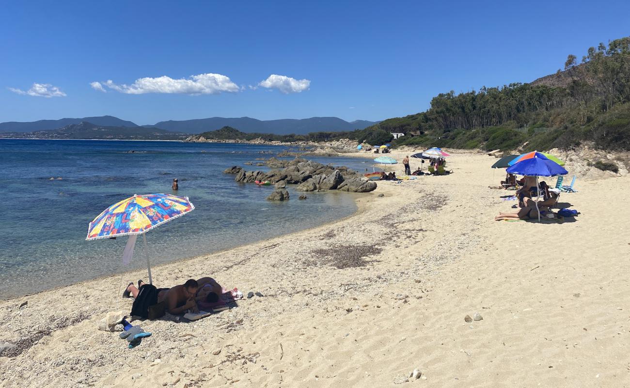 Foto de Spiaggia di Perda S'Acchiloni con arena brillante y rocas superficie