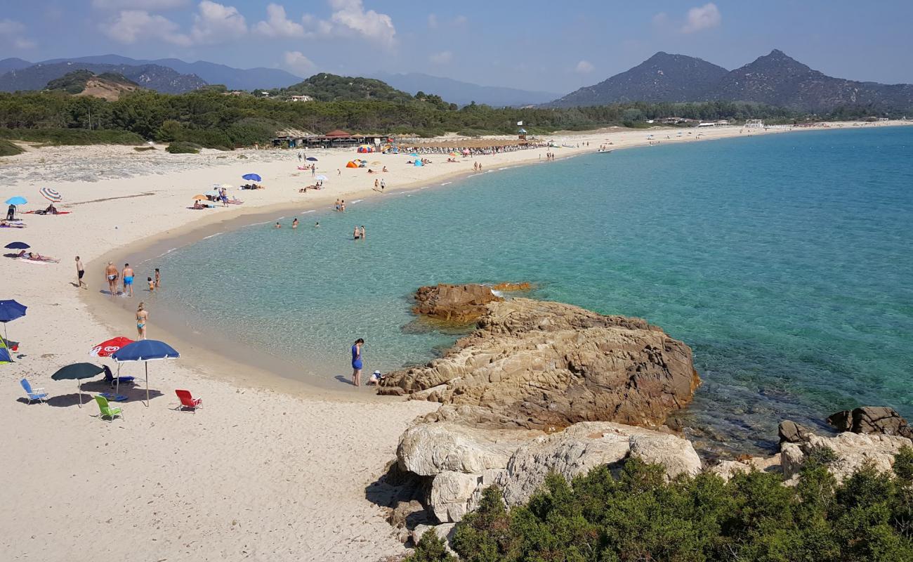 Foto de Spiaggia di Cala Sinzias con brillante arena fina superficie